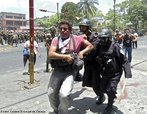 MIlitares em represso ao protesto popular contra o Golpe de Estado em Honduras. Na foto represso aos movimentos populares contrrios ao golpe militar em Honduras. <br/> <br/> Em 28 de junho de 2009, em Honduras, um pequeno pas da Amrica Central, aconteceu um retrocesso histrico, a volta ao regime de excesso proporcionado por uma ditadura militar, fato tpico no contexto da Guerra Fria dos anos 60 at aos anos 80, na Amrica Latina. <br/> <br/> Fato este que produziu uma drstica alterao poltica de carter anti-democrtico e violento neste pas, na destituio de Manuel Zelaya do cargo de presidente eleito democraticamente pelo povo hondurenho. <br/> <br/> Em franca oposio ao novo governo imposto, os movimentos de protesto nas ruas esto sendo reprimidos duramente pelo exrcito, afirmando o contrrio do que a grande mdia e a elite econmica deste pas, defensores e articuladores do Golpe de Estado apresentam. <br/> <br/> O povo, os movimentos sociais, os sindicatos, e muitas igrejas contrrias ao golpe de Estado afirmaram que em uma democracia Golpes de Estado no so ferramenta para a resoluo de conflitos, e que a violncia contra o povo atesta o carter ilegtimo do novo governo imposto. <br/> <br/> Palavras-chave: poder, poltica, ideologia, movimentos sociais, golpe de estado, ditadura, direitos polticos, democracia, Honduras, imperialismo.