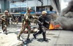 MIlitares em represso ao protesto popular contra o Golpe de Estado em Honduras. Na foto represso aos movimentos populares contrrios ao golpe militar em Honduras. <br/> <br/> Em 28 de junho de 2009, em Honduras, um pequeno pas da Amrica Central, aconteceu um retrocesso histrico, a volta ao regime de excesso proporcionado por uma ditadura militar, fato tpico no contexto da Guerra Fria dos anos 60 at aos anos 80, na Amrica Latina. <br/> <br/> Fato este que produziu uma drstica alterao poltica de carter anti-democrtico e violento neste pas, na destituio de Manuel Zelaya do cargo de presidente eleito democraticamente pelo povo hondurenho. <br/> <br/> Em franca oposio ao novo governo imposto, os movimentos de protesto nas ruas esto sendo reprimidos duramente pelo exrcito, afirmando o contrrio do que a grande mdia e a elite econmica deste pas, defensores e articuladores do Golpe de Estado apresentam. <br/> <br/> O povo, os movimentos sociais, os sindicatos, e muitas igrejas contrrias ao golpe de Estado afirmaram que em uma democracia Golpes de Estado no so ferramenta para a resoluo de conflitos, e que a violncia contra o povo atesta o carter ilegtimo do novo governo imposto. <br/> <br/> Palavras-chave: poder, poltica, ideologia, movimentos sociais, golpe de estado, ditadura, direitos polticos, democracia, Honduras, imperialismo.