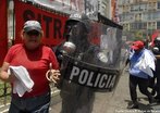 Protesto popular contra o Golpe de Estado em Honduras. Na foto represso aos movimentos populares contrrios ao golpe militar em Honduras. <br/> <br/> Em 28 de junho de 2009, em Honduras, um pequeno pas da Amrica Central, aconteceu um retrocesso histrico, a volta ao regime de excesso proporcionado por uma ditadura militar, fato tpico no contexto da Guerra Fria dos anos 60 at aos anos 80, na Amrica Latina. <br/> <br/> Fato este que produziu uma drstica alterao poltica de carter anti-democrtico e violento neste pas, na destituio de Manuel Zelaya do cargo de presidente eleito democraticamente pelo povo hondurenho. <br/> <br/> Em franca oposio ao novo governo imposto, os movimentos de protesto nas ruas esto sendo reprimidos duramente pelo exrcito, afirmando o contrrio do que a grande mdia e a elite econmica deste pas, defensores e articuladores do Golpe de Estado apresentam. <br/> <br/> O povo, os movimentos sociais, os sindicatos, e muitas igrejas contrrias ao golpe de Estado afirmaram que em uma democracia Golpes de Estado no so ferramenta para a resoluo de conflitos, e que a violncia contra o povo atesta o carter ilegtimo do novo governo imposto. <br/> <br/> Palavras-chave: poder, poltica, ideologia, movimentos sociais, golpe de estado, ditadura, direitos polticos, democracia, Honduras, imperialismo.