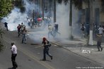 MIlitares em represso ao protesto popular contra o Golpe de Estado em Honduras. Na foto represso aos movimentos populares contrrios ao golpe militar em Honduras. <br/> <br/> Em 28 de junho de 2009, em Honduras, um pequeno pas da Amrica Central, aconteceu um retrocesso histrico, a volta ao regime de excesso proporcionado por uma ditadura militar, fato tpico no contexto da Guerra Fria dos anos 60 at aos anos 80, na Amrica Latina. <br/> <br/> Fato este que produziu uma drstica alterao poltica de carter anti-democrtico e violento neste pas, na destituio de Manuel Zelaya do cargo de presidente eleito democraticamente pelo povo hondurenho. <br/> <br/> Em franca oposio ao novo governo imposto, os movimentos de protesto nas ruas esto sendo reprimidos duramente pelo exrcito, afirmando o contrrio do que a grande mdia e a elite econmica deste pas, defensores e articuladores do Golpe de Estado apresentam. <br/> <br/> O povo, os movimentos sociais, os sindicatos, e muitas igrejas contrrias ao golpe de Estado afirmaram que em uma democracia Golpes de Estado no so ferramenta para a resoluo de conflitos, e que a violncia contra o povo atesta o carter ilegtimo do novo governo imposto. <br/> <br/> Palavras-chave: poder, poltica, ideologia, movimentos sociais, golpe de estado, ditadura, direitos polticos, democracia, Honduras, imperialismo.