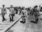 05 de Julho de 1922: "Marcha da morte", foto de Zenbio da Costa, que eternizou o idealismo do movimento tenentista. A linha de frente dos revoltosos do Forte de Copacabana caminha pela Avenida Atlntica. Em primeiro plano, da esquerda para a direita: Eduardo Gomes, Mrcio Carpenter, Newton Prado, o civil Otvio Correia e o soldado Pedro Ferreira de Melo. Foi a primeira revolta do movimento tenentista, no contexto da Repblica Velha brasileira. <br/> <br/> Palavras-chave: Marcha da Morte, Movimento Tenentista, idealismo, revoluo.