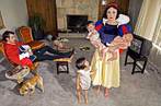 Imagem retrata a situao da Branca de Neve em um lar tradicional de cultura machista na qual a mulher  exclusivamente encarregada da criao dos filhos e dos cuidados da casa. <br/> </br> Palavras-chave: Branca de Neve. Machismo. Atualidade.