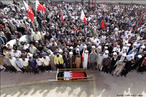 Milhares de pessoas participam de funeral de Mahmoud Maki Abu Taki, morto em confrontos com a polcia do Bahrein. <br/> <br/> Palavras-chave: manifestao popular, conflitos sociais, ritual.