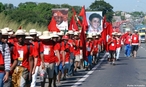 Goinia, membros do MST marcham at Braslia. Foto: Valter Campanato/ABr.  2 de maio de 2005. O Movimento dos Trabalhadores Rurais Sem Terra (MST)  um movimento social brasileiro que busca a reforma agrria. <br/> <br/> Palavras-chave: MST, marcha, passeata, reforma agrria, classes sociais, poder, poltica, trabalho, terra, latifndio improdutivo, movimentos sociais.