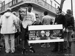 foto de 11 Janeiro de 2007 - Poydras Street, New Orleans, LA., nos Estados Unidos da Amrica. "Silncio  violncia. Protesto contra o aumento da violncia e do crime. <br/> <br/> Na imagem um pai segura um cartaz com os dizeres:"Nenhuma criana ser a prxima. Parem de matar" <br/> <br/> Palavras-chave: direito, cidadania, movimentos sociais, violncia, crianas, EUA, Estados Unidos.