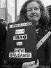 11 de janeiro de 2007 - Poydras Street, New Orleans, LA. nos Estados Unidos. "Silence is Violence. Protest against the rise in violent crime." <br/> <br/> "Silncio  violncia. Protesto contra o aumento da violncia e do crime" <br/> <br/> Na imagem uma mulher segura um cartaz com os seguintes dizeres: "Guarda Nacional, saia do Iraque, venha para Nova Orleans."  <br/> <br/> Palavras-chave:direito, cidadania, movimentos sociais, classes sociais, protesto, violncia.