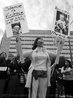 11 de janeiro de 2007 - Poydras Street, New Orleans, LA. nos Estados Unidos. "Silence is Violence. Protest against the rise in violent crime." <br/> <br/> "Silncio  violncia. Protesto contra o aumento da violncia e do crime" <br/> <br/> Na forte imagem uma me levanta um cartaz com os seguintes dizeres: "um ano de idade, levou um tiro dentro do carro." "Nascido em Nova Orleans, assassinado em Nova Orleans" <br/> <br/> Palavras-chave:direito, cidadania, movimentos sociais, classes sociais, protesto, violncia.