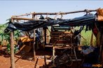 Construo rstica no acampamento <br/> Detalhe de acampamento do MST s margens de grandes latifndios de soja - 2008, na luta por assentamentos, reforma agrria e transformaes sociais. <br/> H 25 anos atrs, em Cascavel (PR), surgiu o MST unindo posseiros, atingidos por barragens, migrantes, meeiros, parceiros e pequenos agricultores. Desde sua fundao, o Movimento Sem Terra se organiza em torno de trs objetivos principais: Lutar pela terra; Lutar por Reforma Agrria; Lutar por uma sociedade mais justa e fraterna. <br/> <br/> Palavras-chave: Movimentos sociais, MST, mst, acampamento, assentamento, direito, reforma agrria, trabalahadores rurais, camponeses, democracia, funo social da terra, cidadania, movimentos agrrios no Brasil.