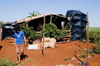 Barraca no acampamento  Detalhe de acampamento do MST s margens de grandes latifndios de soja - 2008, na luta por assentamentos, reforma agrria e transformaes sociais.  H 25 anos atrs, em Cascavel (PR), surgiu o MST unindo posseiros, atingidos por barragens, migrantes, meeiros, parceiros e pequenos agricultores. Desde sua fundao, o Movimento Sem Terra se organiza em torno de trs objetivos principais: Lutar pela terra; Lutar por Reforma Agrria; Lutar por uma sociedade mais justa e fraterna. <br/> <br/> Palavras-chave: Movimentos sociais, MST, acampamento, assentamento, direito, reforma agrria, trabalhadores rurais, camponeses, democracia, funo social da terra, cidadania, movimentos agrrios no Brasil.