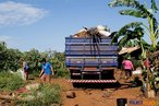 Organizao do acampamento  Detalhe de acampamento do MST s margens de grandes latifndios de soja - 2008, na luta por assentamentos, reforma agrria e transformaes sociais.  H 25 anos atrs, em Cascavel (PR), surgiu o MST unindo posseiros, atingidos por barragens, migrantes, meeiros, parceiros e pequenos agricultores. Desde sua fundao, o Movimento Sem Terra se organiza em torno de trs objetivos principais: Lutar pela terra; Lutar por Reforma Agrria; Lutar por uma sociedade mais justa e fraterna. <br/> <br/> Palavras-chave: Movimentos sociais, MST, acampamento, assentamento, direito, reforma agrria, trabalhadores rurais, camponeses, democracia, funo social da terra, cidadania, movimentos agrrios no Brasil.