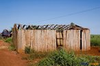 Construo de barraca no acampamento  Detalhe de acampamento do MST s margens de grandes latifndios de soja - 2008, na luta por assentamentos, reforma agrria e transformaes sociais.  H 25 anos atrs, em Cascavel (PR), surgiu o MST unindo posseiros, atingidos por barragens, migrantes, meeiros, parceiros e pequenos agricultores. Desde sua fundao, o Movimento Sem Terra se organiza em torno de trs objetivos principais: Lutar pela terra; Lutar por Reforma Agrria; Lutar por uma sociedade mais justa e fraterna. <br/> <br/> Palavras-chave: Movimentos sociais, MST, acampamento, assentamento, direito, reforma agrria, trabalhadores rurais, camponeses, democracia, funo social da terra, cidadania, movimentos agrrios no Brasil.