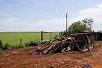 Construo de barraca no acampamento <br/> Detalhe de acampamento do MST s margens de grandes latifndios de soja - 2008, na luta por assentamentos, reforma agrria e transformaes sociais. <br/> H 25 anos atrs, em Cascavel (PR), surgiu o MST unindo posseiros, atingidos por barragens, migrantes, meeiros, parceiros e pequenos agricultores. Desde sua fundao, o Movimento Sem Terra se organiza em torno de trs objetivos principais: Lutar pela terra; Lutar por Reforma Agrria; Lutar por uma sociedade mais justa e fraterna. <br/> <br/> Palavras-chave: Movimentos sociais, MST, acampamento, assentamento, direito, reforma agrria, trabalhadores rurais, camponeses, democracia, funo social da terra, cidadania, movimentos agrrios no Brasil.