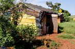 Barraca no acampamento  Detalhe de acampamento do MST s margens de grandes latifndios de soja - 2008, na luta por assentamentos, reforma agrria e transformaes sociais.  H 25 anos atrs, em Cascavel (PR), surgiu o MST unindo posseiros, atingidos por barragens, migrantes, meeiros, parceiros e pequenos agricultores. Desde sua fundao, o Movimento Sem Terra se organiza em torno de trs objetivos principais: Lutar pela terra; Lutar por Reforma Agrria; Lutar por uma sociedade mais justa e fraterna. <br/> <br/> palavras-chave: Movimentos sociais, MST, acampamento, assentamento, direito, reforma agrria, trabalhadores rurais, camponeses, democracia, funo social da terra, cidadania, movimentos agrrios no Brasil.