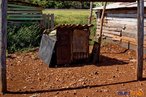 Detalhe de acampamento do MST s margens de grandes latifndios de soja - 2008, na luta por assentamentos, reforma agrria e transformaes sociais. <br/> H 25 anos atrs, em Cascavel (PR), surgiu o MST unindo posseiros, atingidos por barragens, migrantes, meeiros, parceiros e pequenos agricultores. Desde sua fundao, o Movimento Sem Terra se organiza em torno de trs objetivos principais: Lutar pela terra; Lutar por Reforma Agrria; Lutar por uma sociedade mais justa e fraterna. <br/> <br/> Palavras-chave: Movimentos sociais, MST, mst, acampamento, assentamento, direito, reforma agrria, trabalahadores rurais, camponeses, democracia, funo social da terra, cidadania, movimentos agrrios no Brasil.