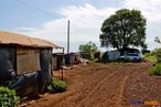 Barraca no acampamento <br/> Detalhe de acampamento do MST s margens de grandes latifndios de soja - 2008, na luta por assentamentos, reforma agrria e transformaes sociais. <br/> H 25 anos, em Cascavel (PR), surgiu o MST unindo posseiros, atingidos por barragens, migrantes, meeiros, parceiros e pequenos agricultores. Desde sua fundao, o Movimento Sem Terra se organiza em torno de trs objetivos principais: Lutar pela terra; Lutar por Reforma Agrria; Lutar por uma sociedade mais justa e fraterna. <br/> <br/> Palavras-chave: Movimentos sociais, MST, mst, acampamento, assentamento, direito, reforma agrria, trabalahadores rurais, camponeses, democracia, funo social da terra, cidadania, movimentos agrrios no Brasil.