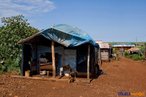 Barraca no acampamento <br/> Detalhe de acampamento do MST s margens de grandes latifndios de soja - 2008, na luta por assentamentos, reforma agrria e transformaes sociais. <br/> H 25 anos atrs, em Cascavel (PR), surgiu o MST unindo posseiros, atingidos por barragens, migrantes, meeiros, parceiros e pequenos agricultores. Desde sua fundao, o Movimento Sem Terra se organiza em torno de trs objetivos principais: Lutar pela terra; Lutar por Reforma Agrria; Lutar por uma sociedade mais justa e fraterna. <br/> <br/> Palavras-chave: Movimentos sociais, MST, acampamento, assentamento, direito, reforma agrria, trabalhadores rurais, camponeses, democracia, funo social da terra, cidadania, movimentos agrrios no Brasil.