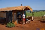 Barraca no acampamento <br/> Detalhe de acampamento do MST s margens de grandes latifndios de soja - 2008, na luta por assentamentos, reforma agrria e transformaes sociais. <br/> H 25 anos atrs, em Cascavel (PR), surgiu o MST unindo posseiros, atingidos por barragens, migrantes, meeiros, parceiros e pequenos agricultores. Desde sua fundao, o Movimento Sem Terra se organiza em torno de trs objetivos principais: Lutar pela terra; Lutar por Reforma Agrria; Lutar por uma sociedade mais justa e fraterna. <br/> <br/> Palavras-chave: Movimentos sociais, MST, acampamento, assentamento, direito, reforma agrria, trabalhadores rurais, camponeses, democracia, funo social da terra, cidadania, movimentos agrrios no Brasil.