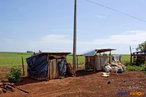 Construo rstica <br/> Detalhe de acampamento do MST s margens de grandes latifndios de soja - 2008, na luta por assentamentos, reforma agrria e transformaes sociais. <br/> H 25 anos atrs, em Cascavel (PR), surgiu o MST unindo posseiros, atingidos por barragens, migrantes, meeiros, parceiros e pequenos agricultores. Desde sua fundao, o Movimento Sem Terra se organiza em torno de trs objetivos principais: Lutar pela terra; Lutar por Reforma Agrria; Lutar por uma sociedade mais justa e fraterna.  <br/> Palavras-chave: Movimentos sociais, MST, acampamento, assentamento, direito, reforma agrria, trabalhadores rurais, camponeses, democracia, funo social da terra, cidadania, movimentos agrrios no Brasil.