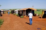 Organizao do acampamento <br/> Detalhe de acampamento do MST s margens de grandes latifndios de soja - 2008, na luta por assentamentos, reforma agrria e transformaes sociais. <br/> H 25 anos atrs, em Cascavel (PR), surgiu o MST unindo posseiros, atingidos por barragens, migrantes, meeiros, parceiros e pequenos agricultores. Desde sua fundao, o Movimento Sem Terra se organiza em torno de trs objetivos principais: Lutar pela terra; Lutar por Reforma Agrria; Lutar por uma sociedade mais justa e fraterna. <br/> <br/> Palavras-chave: Movimentos sociais, MST, acampamento, assentamento, direito, reforma agrria, trabalhadores rurais, camponeses, democracia, funo social da terra, cidadania, movimentos agrrios no Brasil.