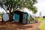 Barraca no acampamento <br/> Detalhe de acampamento do MST s margens de grandes latifndios de soja - 2008, na luta por assentamentos, reforma agrria e transformaes sociais. <br/> H 25 anos atrs, em Cascavel (PR), surgiu o MST unindo posseiros, atingidos por barragens, migrantes, meeiros, parceiros e pequenos agricultores. Desde sua fundao, o Movimento Sem Terra se organiza em torno de trs objetivos principais: Lutar pela terra; Lutar por Reforma Agrria; Lutar por uma sociedade mais justa e fraterna. <br/> <br/> Palavras-chave: Movimentos sociais, MST, acampamento, assentamento, direito, reforma agrria, trabalhadores rurais, camponeses, democracia, funo social da terra, cidadania, movimentos agrrios no Brasil.