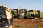 Construes rsticas no acampamento <br/> Detalhe de acampamento do MST s margens de grandes latifndios de soja - 2008, na luta por assentamentos, reforma agrria e transformaes sociais. <br/> H 25 anos atrs, em Cascavel (PR), surgiu o MST unindo posseiros, atingidos por barragens, migrantes, meeiros, parceiros e pequenos agricultores. Desde sua fundao, o Movimento Sem Terra se organiza em torno de trs objetivos principais: Lutar pela terra; Lutar por Reforma Agrria; Lutar por uma sociedade mais justa e fraterna. <br/> <br/> Palavras-chave: Movimentos sociais, MST, acampamento, assentamento, direito, reforma agrria, trabalhadores rurais, camponeses, democracia, funo social da terra, cidadania, movimentos agrrios no Brasil.