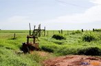 At onde a vista alcana. Esta  a exteno do latifndio, que vai at a linha do horizonte. <br/> Detalhe de acampamento do MST s margens de grandes latifndios de soja - 2008, na luta por assentamentos, reforma agrria e transformaes sociais. <br/> H 25 anos atrs, em Cascavel (PR), surgiu o MST unindo posseiros, atingidos por barragens, migrantes, meeiros, parceiros e pequenos agricultores. Desde sua fundao, o Movimento Sem Terra se organiza em torno de trs objetivos principais: Lutar pela terra; Lutar por Reforma Agrria; Lutar por uma sociedade mais justa e fraterna. <br/> <br/> Palavras-chave: Movimentos sociais, MST, mst, acampamento, assentamento, direito, reforma agrria, trabalahadores rurais, camponeses, democracia, funo social da terra, cidadania, movimentos agrrios no Brasil.