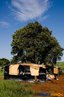 Barraca no acampamento <br/> Detalhe de acampamento do MST s margens de grandes latifndios de soja - 2008, na luta por assentamentos, reforma agrria e transformaes sociais. <br/> H 25 anos atrs, em Cascavel (PR), surgiu o MST unindo posseiros, atingidos por barragens, migrantes, meeiros, parceiros e pequenos agricultores. Desde sua fundao, o Movimento Sem Terra se organiza em torno de trs objetivos principais: Lutar pela terra; Lutar por Reforma Agrria; Lutar por uma sociedade mais justa e fraterna. <br/> <br/> Palavras-chave: Movimentos sociais, MST, acampamento, assentamento, direito, reforma agrria, trabalhadores rurais, camponeses, democracia, funo social da terra, cidadania, movimentos agrrios no Brasil.