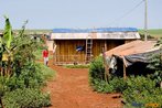 Organizao do acampamento <br/> Detalhe de acampamento do MST s margens de grandes latifndios de soja - 2008, na luta por assentamentos, reforma agrria e transformaes sociais. <br/> H 25 anos atrs, em Cascavel (PR), surgiu o MST unindo posseiros, atingidos por barragens, migrantes, meeiros, parceiros e pequenos agricultores. Desde sua fundao, o Movimento Sem Terra se organiza em torno de trs objetivos principais: Lutar pela terra; Lutar por Reforma Agrria; Lutar por uma sociedade mais justa e fraterna. <br/> <br/> Palavras-chave: Movimentos sociais, MST, mst, acampamento, assentamento, direito, reforma agrria, trabalahadores rurais, camponeses, democracia, funo social da terra, cidadania, movimentos agrrios no Brasil.