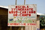 Nos acampamentos do MST, a Escola Itinerante  uma das primeiras construes a serem levantadas, como um marco do local. Na fotografia, sua estrutura e cobertura de telhas, diferente da lona das barracas do acampamento. Aos desafios tpicos de qualquer escola, soma-se a necessidade de adaptao s constantes mudanas de localidade.  Detalhe de acampamento do MST s margens de grandes latifndios de soja - 2008, na luta por assentamentos, reforma agrria e transformaes sociais.  H 25 anos atrs, em Cascavel (PR), surgiu o MST unindo posseiros, atingidos por barragens, migrantes, meeiros, parceiros e pequenos agricultores. Desde sua fundao, o Movimento Sem Terra se organiza em torno de trs objetivos principais: Lutar pela terra; Lutar por Reforma Agrria; Lutar por uma sociedade mais justa e fraterna. <br/> <br/> Palavras-chave: Movimentos sociais, MST, acampamento, assentamento, direito, reforma agrria, trabalhadores rurais, camponeses, democracia, funo social da terra, cidadania, movimentos agrrios no Brasil, instituio escolar.