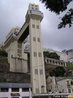 Elevador Lacerda em Salvador/Bahia que liga a cidade baixa  cidade alta: "Salvador desenvolve-se em dois nveis distintos: A Cidade Baixa  ncleo das atividades porturias e comerciais, sobretudo do setor atacadista. Na Cidade Alta os bairros residenciais contornam o centro histrico, que se caracteriza pelo comrcio varejista. Essa rea da cidade foi a que mais se modernizou e onde se localizam os prdios da administrao pblica, embora se conservem casares, sobrados, igrejas e palcios caractersticos da cidade antiga. Os dois nveis esto ligados pelo elevador Lacerda, um marco da cidade, em funcionamento desde 1873, e pelo plano inclinado de Gonalves, tambm servido por elevador e construdo numa rampa de montanha aberta pelos jesutas no sculo XVII." <br/> <br/> Palavras-chave: classes sociais, elevador lacerdda, Bahia, desenvolvimento urbano.