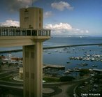 Elevador Lacerda em Salvador/Bahia que liga a cidade baixa  cidade alta: "Salvador desenvolve-se em dois nveis distintos: A Cidade Baixa  ncleo das atividades porturias e comerciais, sobretudo do setor atacadista. Na Cidade Alta os bairros residenciais contornam o centro histrico, que se caracteriza pelo comrcio varejista. Essa rea da cidade foi a que mais se modernizou e onde se localizam os prdios da administrao pblica, embora se conservem casares, sobrados, igrejas e palcios caractersticos da cidade antiga. Os dois nveis esto ligados pelo elevador Lacerda, um marco da cidade, em funcionamento desde 1873, e pelo plano inclinado de Gonalves, tambm servido por elevador e construdo numa rampa de montanha aberta pelos jesutas no sculo XVII." <br/> <br/> Palavras-chave: classes sociais, elevador lacerdda, Bahia, desenvolvimento urbano.