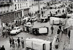 Uma greve geral que rapidamente adquiriu significado e propores revolucionrias, mas em seguida foi desencorajada pelo Partido Comunista Francs, de orientao Stalinista, e finalmente foi suprimida pelo governo, que acusou os Comunistas de tramarem contra a Repblica. <br/> <br/> Palavras-chave: Greve, Maio de 1968, revoluo, movimentos populares.