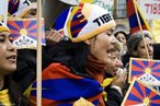 Protestos contra a China no Tibet - 06 de abril de 2008, quando acontece o incio do percurso da tocha olmpica pelo mundo. Este vento esportivo, desde a sada da tocha olmpica, at a abertura oficial dos jogos, foi utilizado para afirmar posies polticas, tanto a favor quanto contra as polticas chinesas. "Pequim controla o Tibete desde a dcada de 50 e argumenta que d liberdade  regio, que  considerada autnoma. O governo da China ope-se fortemente s tentativas do lder budista exilado, Dalai Lama, de promover a independncia da provncia."  <br/> <br/> Palavras-chave: poder, poltica, ideologia, protestos, movimentos sociais, China.