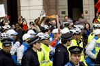 Protestos contra a China no Tibet - 06 de abril de 2008, quando acontece o incio do percurso da tocha olmpica pelo mundo. Este vento esportivo, desde a sada da tocha olmpica, at a abertura oficial dos jogos, foi utilizado para afirmar posies polticas, tanto a favor quanto contra as polticas chinesas. "Pequim controla o Tibete desde a dcada de 50 e argumenta que d liberdade  regio, que  considerada autnoma. O governo da China ope-se fortemente s tentativas do lder budista exilado, Dalai Lama, de promover a independncia da provncia." <br/> <br/> Palavras-chave: poder, poltica, ideologia, protestos, movimentos sociais, China.