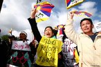 Protestos contra a China no Tibet - 06 de abril de 2008, quando acontece o incio do percurso da tocha olmpica pelo mundo. Este vento esportivo, desde a sada da tocha olmpica, at a abertura oficial dos jogos, foi utilizado para afirmar posies polticas, tanto a favor quanto contra as polticas chinesas. "Pequim controla o Tibete desde a dcada de 50 e argumenta que d liberdade  regio, que  considerada autnoma. O governo da China ope-se fortemente s tentativas do lder budista exilado, Dalai Lama, de promover a independncia da provncia." <br/> <br/> Palavras-chave: poder, poltica, ideologia, protestos, movimentos sociais, China.