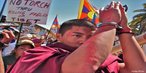 Protestos contra a China no Tibet - 06 de abril de 2008, quando acontece o incio do percurso da tocha olmpica pelo mundo. Este vento esportivo, desde a sada da tocha olmpica, at a abertura oficial dos jogos, foi utilizado para afirmar posies polticas, tanto a favor quanto contra as polticas chinesas. "Pequim controla o Tibete desde a dcada de 50 e argumenta que d liberdade  regio, que  considerada autnoma. O governo da China ope-se fortemente s tentativas do lder budista exilado, Dalai Lama, de promover a independncia da provncia."  <br/> <br/> Palavras-chave: poder, poltica, ideologia, protestos, movimentos sociais, China.