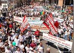 O Grito dos Excludos - A rua tomada por manifestantes <br/> <br/> Atividade organizada h 15 anos por vrias pastorais sociais, organizaes e movimentos sociais, em 2009 aconteceu em 25 estados e no Distrito Federal. Neste ano, a manifestao tem como lema "Vida em primeiro lugar: a fora da transformao est na organizao popular". Em Campinas (Foto: Joo Zinclar  07/09/09) 7 de setembro fotos do Grito dos Excludos e ocupao no D. Pedro. Cerca de 20 mil pessoas assistem masrcha na av. Glicrio, em Campinas. MTST e militantes fazem manifestao no interior do shopping. <br/> <br/> Palavras-chave: Grito dos Excludos, direito, cidadania, movimentos sociais, classes sociais.