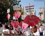 O Grito dos Excludos - Vrios temas so abordados no evento. Na imagem mulheres lembram a importncia da Lei Maria da Penha, que criminaliza a agreo fsica sofrida por mulheres, imputando pena legal aos companheiros violentos. <br/> <br/> Atividade organizada h 15 anos por vrias pastorais sociais, organizaes e movimentos sociais, em 2009 aconteceu em 25 estados e no Distrito Federal. Neste ano, a manifestao tem como lema "Vida em primeiro lugar: a fora da transformao est na organizao popular". Em Campinas (Foto: Joo Zinclar  07/09/09) 7 de setembro fotos do Grito dos Excludos e ocupao no D. Pedro. Cerca de 20 mil pessoas assistem masrcha na av. Glicrio, em Campinas. MTST. <br/> <br/> Palavras-chave: Grito dos Excludos, direito, cidadania, movimentos sociais, classes sociais.