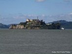 O nome Alcatraz deriva de alcatraces - pelicanos em espanhol. Comprada do Mxico, em 1847, transformada em priso militar em 1915, em 1934 a ilha  transformada em uma priso federal de segurana mxima. Em sua existncia de 29 anos, alojou alguns dos maiores criminosos dos EUA; Al Capone, Robert Franklin Stroud ("o homem de Alcatraz") e Alvin Karpis ("inimigo pblico nmero 1", sentenciado por roubo e assassinatos em 14 estados).Em 1963 foi desativada devido a falta de segurana, seria menos custoso construir uma nova do que reform-la. Hoje como atrao turstica, um milho de pessoas visitam a ilha.  <br/> <br/> Palavras-chave: alcatraz, poder, ideologia, poltica, instituies sociais, violncia, crime.