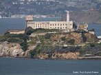 O nome Alcatraz deriva de alcatraces - pelicanos em espanhol. Comprada do Mxico, em 1847, transformada em priso militar em 1915, em 1934 a ilha  transformada em uma priso federal de segurana mxima. Em sua existncia de 29 anos, alojou alguns dos maiores criminosos dos EUA; Al Capone, Robert Franklin Stroud ("o homem de Alcatraz") e Alvin Karpis ("inimigo pblico nmero 1", sentenciado por roubo e assassinatos em 14 estados).Em 1963 foi desativada devido a falta de segurana, seria menos custoso construir uma nova do que reform-la. Hoje como atrao turstica, um milho de pessoas visitam a ilha.  <br/> <br/> Palavras-chave: instituies sociais, poder, poltica, ideologia, priso, violncia, crime.