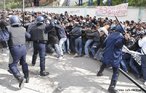 Estudantes enfrentam a polcia em Argel, capital argelina. Eles protestam contra uma lei que reduz o valor de seus diplomas. <br/> <br/> Palavras-chave: protestos, confronto, polcia, estudantes, movimentos estudantil.