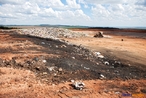 O Lixo representa o que h de mais primitivo em termos de disposio final de resduos. Todo o lixo coletado  transportado para um local afastado e descarregado diretamente no solo, sem tratamento algum. Os efeitos negativos para a populao e para o meio ambiente se manifestaro. Infelizmente,  dessa forma que a maioria das cidades brasileiras ainda "trata" os seus resduos slidos domiciliares. <br/> <br/> Palavras-chave: Meio ambiente, poluio, lixo, consumo.