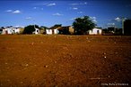 Casas do Arraial atual. <br/> "...em poucos anos o arraial de Canudos se firmou na regio (sul da Bahia) como um contestado, passando a reunir cada vez mais sertanejos que lutavam para mudar suas condies de vida fugindo da misria e dominao dos grandes latifundirios." O arraial original est submerso pelas guas do aude de Cocorob desde 1969. A atual canudos est a 10 km de distncia deste. <br/> <br/> Palavras-chave: Canudos, Antnio Conselheiro, revolta popular, direito, cidadania, movimentos sociais, poder, classes sociais, latifndio, concentrao de terra