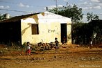 Casa tpica do Arraial atual. <br/> "...em poucos anos o arraial de Canudos se firmou na regio (sul da Bahia) como um contestado, passando a reunir cada vez mais sertanejos que lutavam para mudar suas condies de vida fugindo da misria e dominao dos grandes latifundirios." O arraial original est submerso pelas guas do aude de Cocorob desde 1969. A atual canudos est a 10 km de distncia deste. <br/> <br/> Palavras-chave: Canudos, Antnio Conselheiro, revolta popular, direito, cidadania, movimentos sociais, poder, classes sociais, latifndio, concentrao de terra