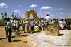 Turistas no portal de entrada do Arraial. <br/> "...em poucos anos o arraial de Canudos se firmou na regio (sul da Bahia) como um contestado, passando a reunir cada vez mais sertanejos que lutavam para mudar suas condies de vida fugindo da misria e dominao dos grandes latifundirios." O arraial original est submerso pelas guas do aude de Cocorob desde 1969. A atual canudos est a 10 km de distncia deste. <br/> <br/> Palavras-chave: Canudos, Antnio Conselheiro, revolta popular, direito, cidadania, movimentos sociais, poder, classes sociais, latifndio, concentrao de terra 