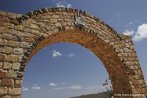 Portal de entrada do Arraial de Canudos. <br/> "...em poucos anos o arraial de Canudos se firmou na regio (sul da Bahia) como um contestado, passando a reunir cada vez mais sertanejos que lutavam para mudar suas condies de vida fugindo da misria e dominao dos grandes latifundirios." O arraial original est submerso pelas guas do aude de Cocorob desde 1969. A atual canudos est a 10 km de distncia deste. <br/> <br/> Palavras-chave: Canudos, Antnio Conselheiro, revolta popular, direito, cidadania, movimentos sociais, poder, classes sociais, latifndio, concentrao de terra