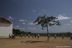 Jovens jogam futebol em um campo poeirento da atual Canudos. <br/> "...em poucos anos o arraial de Canudos se firmou na regio (sul da Bahia) como um contestado, passando a reunir cada vez mais sertanejos que lutavam para mudar suas condies de vida fugindo da misria e dominao dos grandes latifundirios." O arraial original est submerso pelas guas do aude de Cocorob desde 1969. A atual canudos est a 10 km de distncia deste. <br/> <br/> Palavras-chave: Canudos, Antnio Conselheiro, revolta popular, direito, cidadania, movimentos sociais, poder, classes sociais, latifndio, concentrao de terra