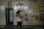 Desenhos em azulejo. <br/> "...em poucos anos o arraial de Canudos se firmou na regio (sul da Bahia) como um contestado, passando a reunir cada vez mais sertanejos que lutavam para mudar suas condies de vida fugindo da misria e dominao dos grandes latifundirios." O arraial original est submerso pelas guas do aude de Cocorob desde 1969. A atual canudos est a 10 km de distncia deste. <br/> <br/> Palavras-chave: Canudos, Antnio Conselheiro, revolta popular, direito, cidadania, movimentos sociais, poder, classes sociais, latifndio, concentrao de terra