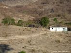 Contexto do entorno do Arraial com uma casa ao fundo. <br/> "...em poucos anos o arraial de Canudos se firmou na regio (sul da Bahia) como um contestado, passando a reunir cada vez mais sertanejos que lutavam para mudar suas condies de vida fugindo da misria e dominao dos grandes latifundirios." O arraial original est submerso pelas guas do aude de Cocorob desde 1969. A atual canudos est a 10 km de distncia deste. <br/> <br/> Palavras-chave: Canudos, Antnio Conselheiro, revolta popular, direito, cidadania, movimentos sociais, poder, classes sociais, latifndio, concentrao de terra