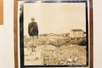 Arraial em foto spia. <br/> "...em poucos anos o arraial de Canudos se firmou na regio (sul da Bahia) como um contestado, passando a reunir cada vez mais sertanejos que lutavam para mudar suas condies de vida fugindo da misria e dominao dos grandes latifundirios." O arraial original est submerso pelas guas do aude de Cocorob desde 1969. A atual canudos est a 10 km de distncia deste. <br/> <br/> Palavras-chave: Canudos, Antnio Conselheiro, revolta popular, direito, cidadania, movimentos sociais, poder, classes sociais, latifndio, concentrao de terra